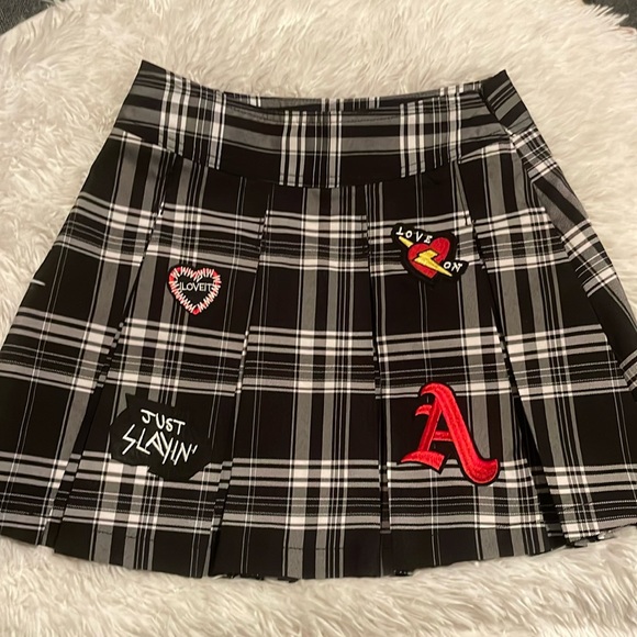 NO BOUNDARIES BLACK PLAID PLEATED SKIRT WITH PATCHES NWT JUNIORS XS - Picture 1 of 12